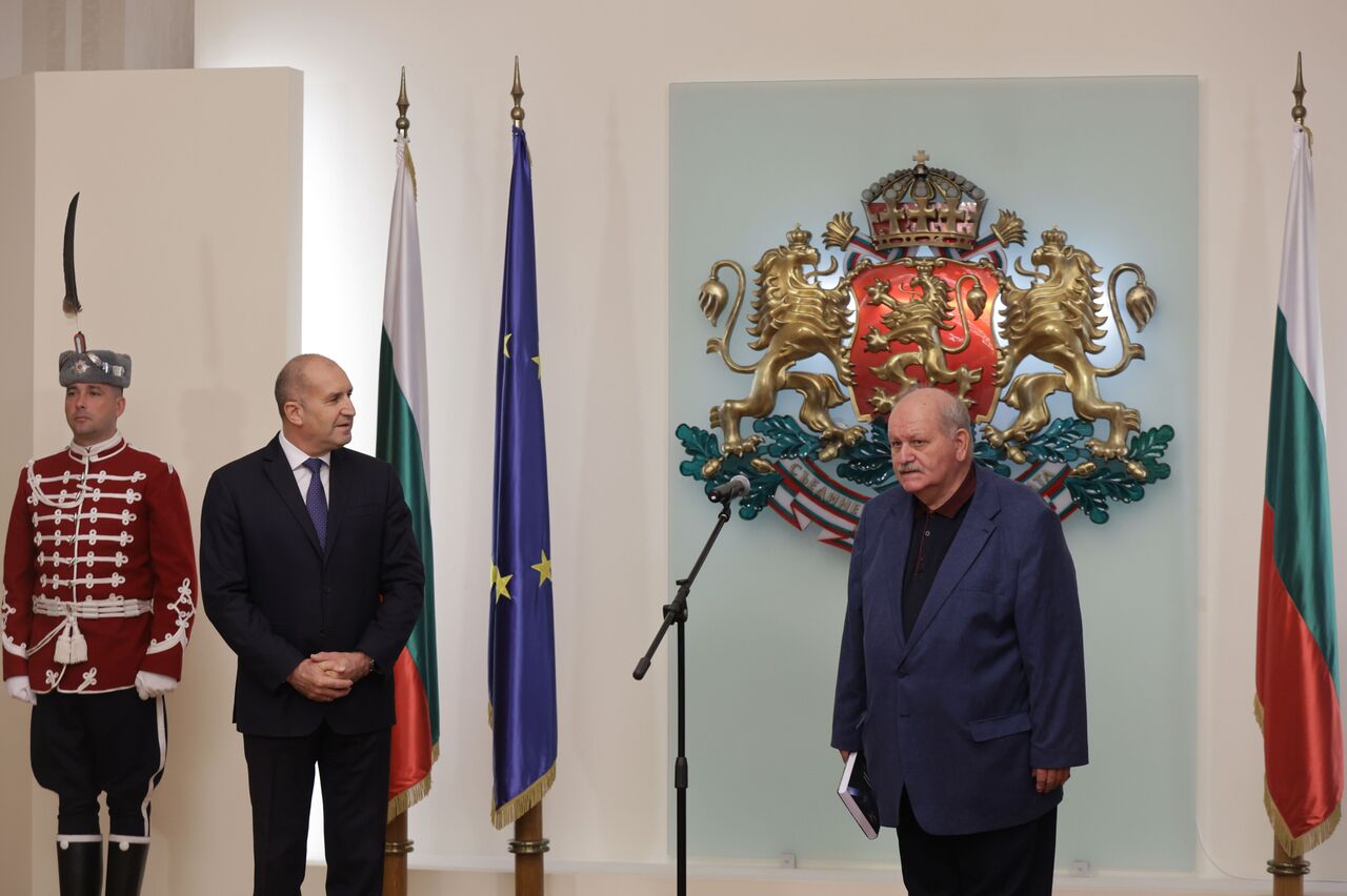 <p>Държавният глава и върховен главнокомандващ на въоръжените сили Румен Радев удостои с Почетния знак на президента генерал-майор от резерва Иван Парапунов, подполковник Стефан Стефанов и майор Димитър Григоров за принос към националната сигурност.</p>