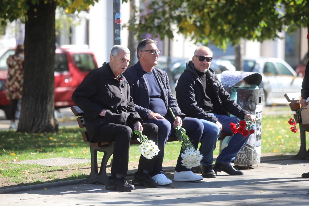 <p>Близки и приятели се събраха в храм &ldquo;Свети Седмочисленици&rdquo; в София, за да се сбогуват с Добромир Жечев. Легендата на българския футбол ни напусна на 82-годишна възраст на 12 октомври 2025 година.</p>