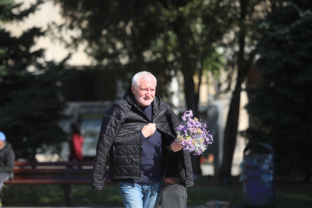 <p>Близки и приятели се събраха в храм &ldquo;Свети Седмочисленици&rdquo; в София, за да се сбогуват с Добромир Жечев. Легендата на българския футбол ни напусна на 82-годишна възраст на 12 октомври 2025 година.</p>