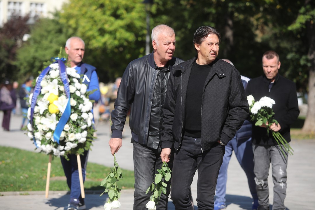 <p>Близки и приятели се събраха в храм &ldquo;Свети Седмочисленици&rdquo; в София, за да се сбогуват с Добромир Жечев. Легендата на българския футбол ни напусна на 82-годишна възраст на 12 октомври 2025 година.</p>
