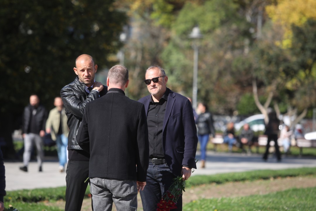 <p>Близки и приятели се събраха в храм &ldquo;Свети Седмочисленици&rdquo; в София, за да се сбогуват с Добромир Жечев. Легендата на българския футбол ни напусна на 82-годишна възраст на 12 октомври 2025 година.</p>