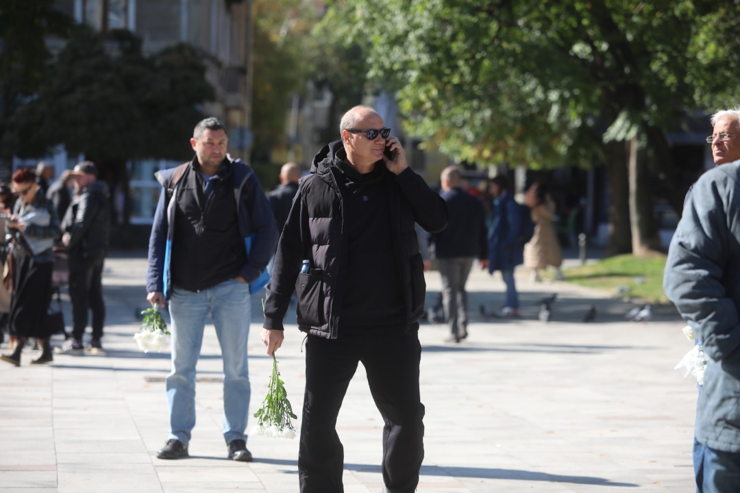 <p>Близки и приятели се събраха в храм &ldquo;Свети Седмочисленици&rdquo; в София, за да се сбогуват с Добромир Жечев. Легендата на българския футбол ни напусна на 82-годишна възраст на 12 октомври 2025 година.</p>