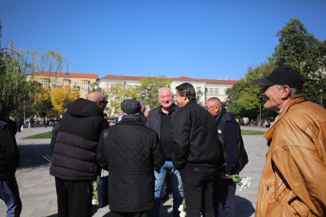 <p>Близки и приятели се събраха в храм &ldquo;Свети Седмочисленици&rdquo; в София, за да се сбогуват с Добромир Жечев. Легендата на българския футбол ни напусна на 82-годишна възраст на 12 октомври 2025 година.</p>