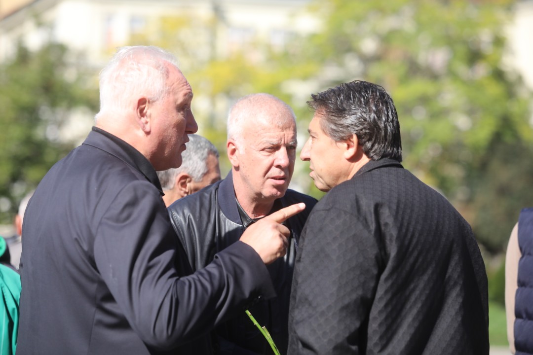 <p>Близки и приятели се събраха в храм &ldquo;Свети Седмочисленици&rdquo; в София, за да се сбогуват с Добромир Жечев. Легендата на българския футбол ни напусна на 82-годишна възраст на 12 октомври 2025 година.</p>