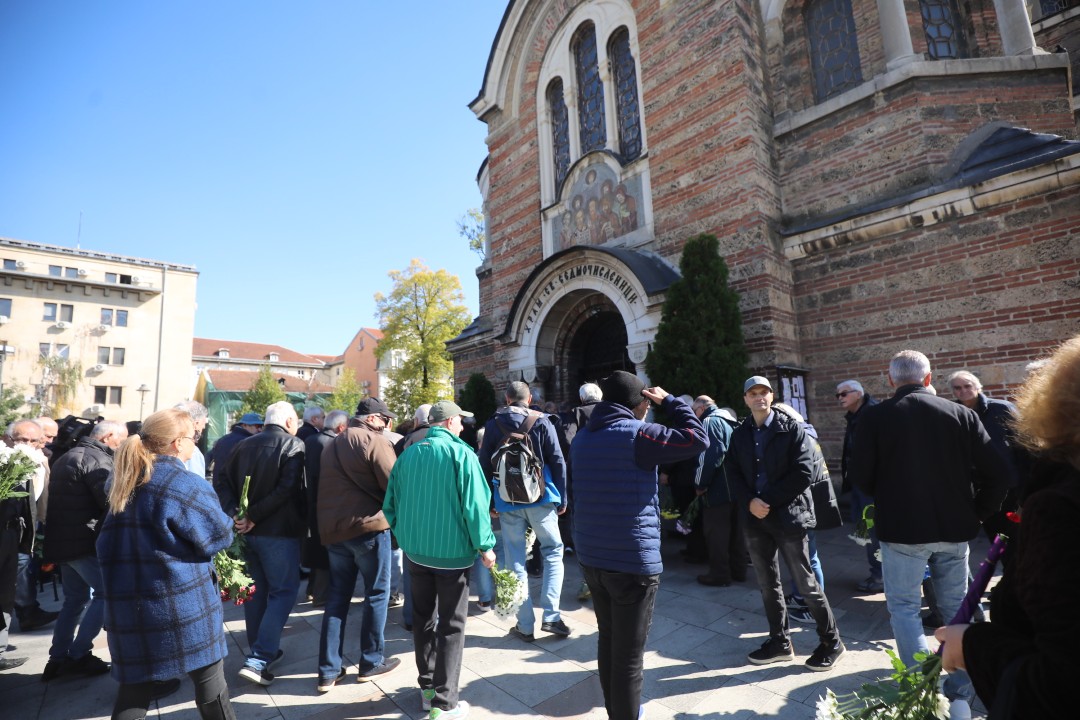 <p>Близки и приятели се събраха в храм &ldquo;Свети Седмочисленици&rdquo; в София, за да се сбогуват с Добромир Жечев. Легендата на българския футбол ни напусна на 82-годишна възраст на 12 октомври 2025 година.</p>