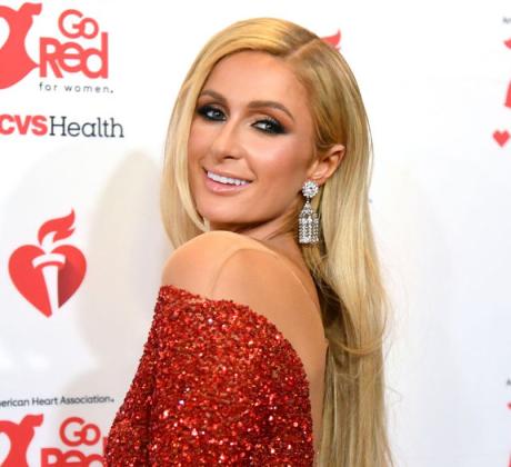 Парис Хилтън публикува кадри от Дисниленд на които позира заедно