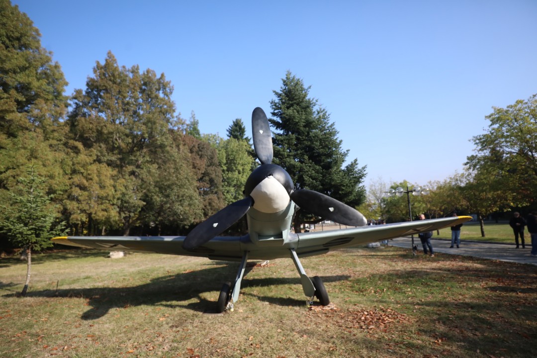 <p>На 20 декември 1943 г. капитан Димитър Списаревски извършва героичен таран над София, защитавайки родното небе с цената на живота си. Тази галерия е посветена на тържественото откриване на копие на неговия самолет в Националния исторически музей, създадено с любов и преданост от Асоциацията за история и бъдеще на българската авиация, випуск 1995 г. на ВВВУ &bdquo;Георги Бенковски&ldquo; и множество родолюбиви българи. Снимките улавят духа на събитието, отдавайки почит на честта, дълга и безсмъртния подвиг на един истински герой.</p>