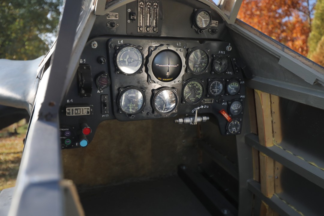 <p>На 20 декември 1943 г. капитан Димитър Списаревски извършва героичен таран над София, защитавайки родното небе с цената на живота си. Тази галерия е посветена на тържественото откриване на копие на неговия самолет в Националния исторически музей, създадено с любов и преданост от Асоциацията за история и бъдеще на българската авиация, випуск 1995 г. на ВВВУ &bdquo;Георги Бенковски&ldquo; и множество родолюбиви българи. Снимките улавят духа на събитието, отдавайки почит на честта, дълга и безсмъртния подвиг на един истински герой.</p>