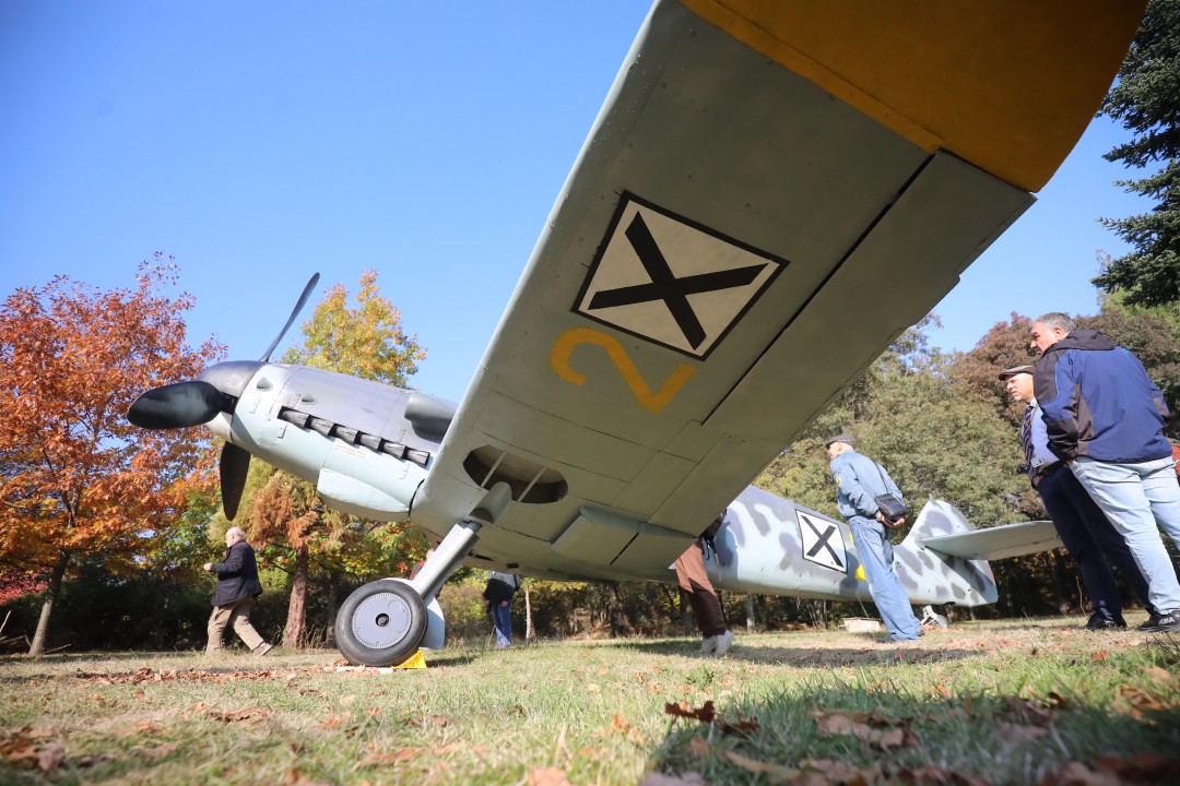 <p>На 20 декември 1943 г. капитан Димитър Списаревски извършва героичен таран над София, защитавайки родното небе с цената на живота си. Тази галерия е посветена на тържественото откриване на копие на неговия самолет в Националния исторически музей, създадено с любов и преданост от Асоциацията за история и бъдеще на българската авиация, випуск 1995 г. на ВВВУ &bdquo;Георги Бенковски&ldquo; и множество родолюбиви българи. Снимките улавят духа на събитието, отдавайки почит на честта, дълга и безсмъртния подвиг на един истински герой.</p>