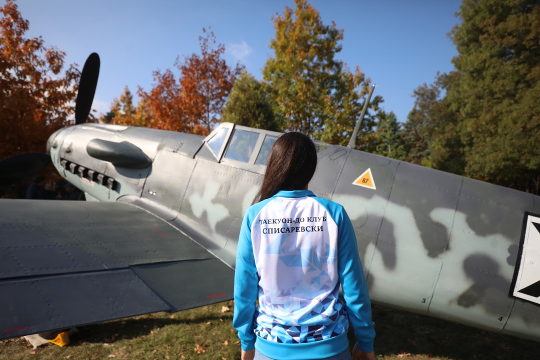 <p>На 20 декември 1943 г. капитан Димитър Списаревски извършва героичен таран над София, защитавайки родното небе с цената на живота си. Тази галерия е посветена на тържественото откриване на копие на неговия самолет в Националния исторически музей, създадено с любов и преданост от Асоциацията за история и бъдеще на българската авиация, випуск 1995 г. на ВВВУ &bdquo;Георги Бенковски&ldquo; и множество родолюбиви българи. Снимките улавят духа на събитието, отдавайки почит на честта, дълга и безсмъртния подвиг на един истински герой.</p>