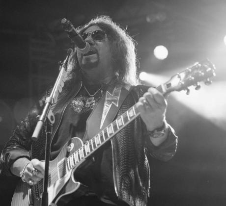 Светът на музиката загуби една от своите най ярки и нестандартни