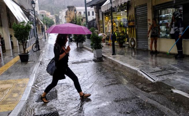 Проливни дъждове и опасност от наводнения в Гърция, властите призоваха да се избягват пътувания