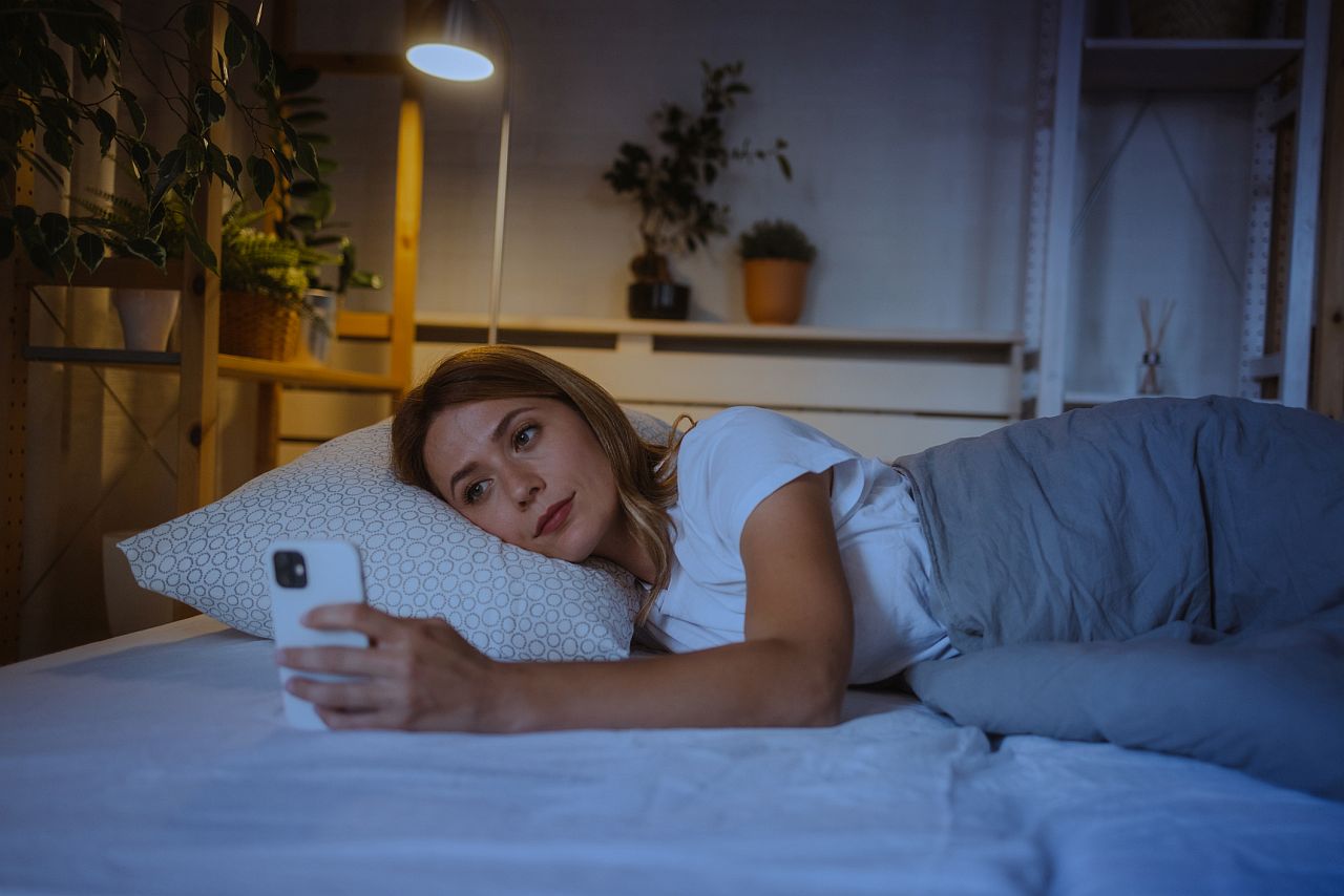 <p><strong>FOMO</strong></p>

<p>FOMO е акроним за &quot;fear of missing out&quot; (страх от пропускане), разстройство, което се характеризира със страха да не пропуснете нещо, което се случва другаде. Лесно е да се разбере как използването на социалните медии допринася за това.</p>