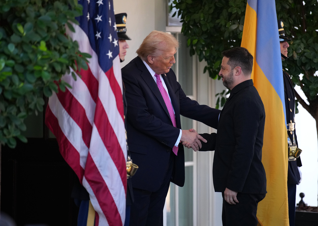 <p>Украинският президент Володимир Зеленски разговаря с американския президент Доналд Тръмп в Белия дом.</p>