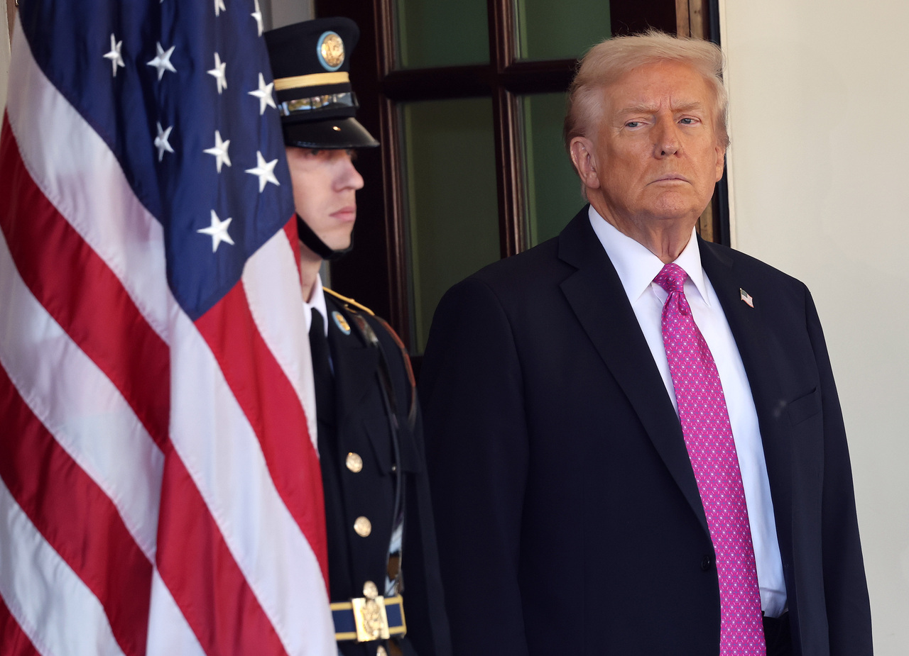 <p>Украинският президент Володимир Зеленски разговаря с американския президент Доналд Тръмп в Белия дом.</p>