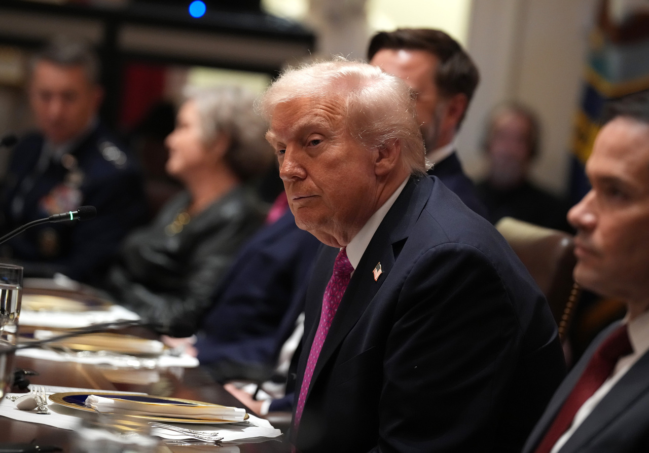 <p>Украинският президент Володимир Зеленски разговаря с американския президент Доналд Тръмп в Белия дом.</p>