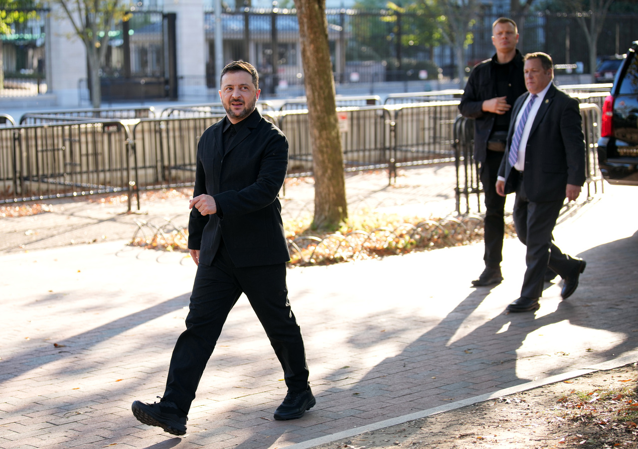 <p>Украинският президент Володимир Зеленски разговаря с американския президент Доналд Тръмп в Белия дом.</p>