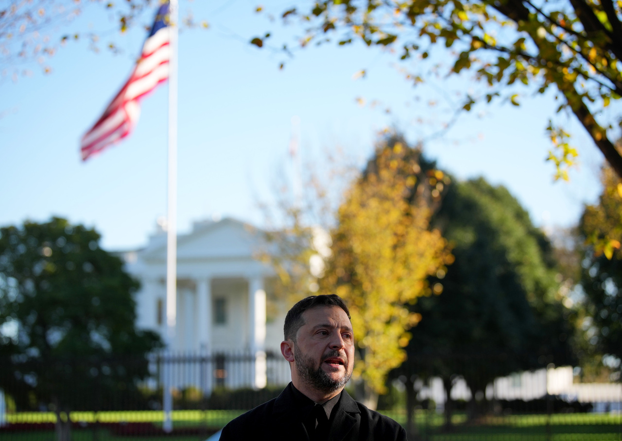 <p>Украинският президент Володимир Зеленски разговаря с американския президент Доналд Тръмп в Белия дом.</p>