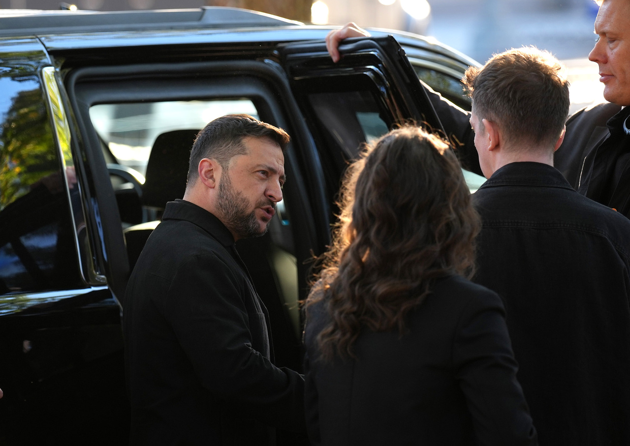 <p>Украинският президент Володимир Зеленски разговаря с американския президент Доналд Тръмп в Белия дом.</p>