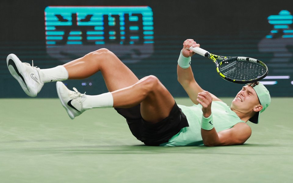 Бивш номер 1 подкрепи тежко контузения Руне