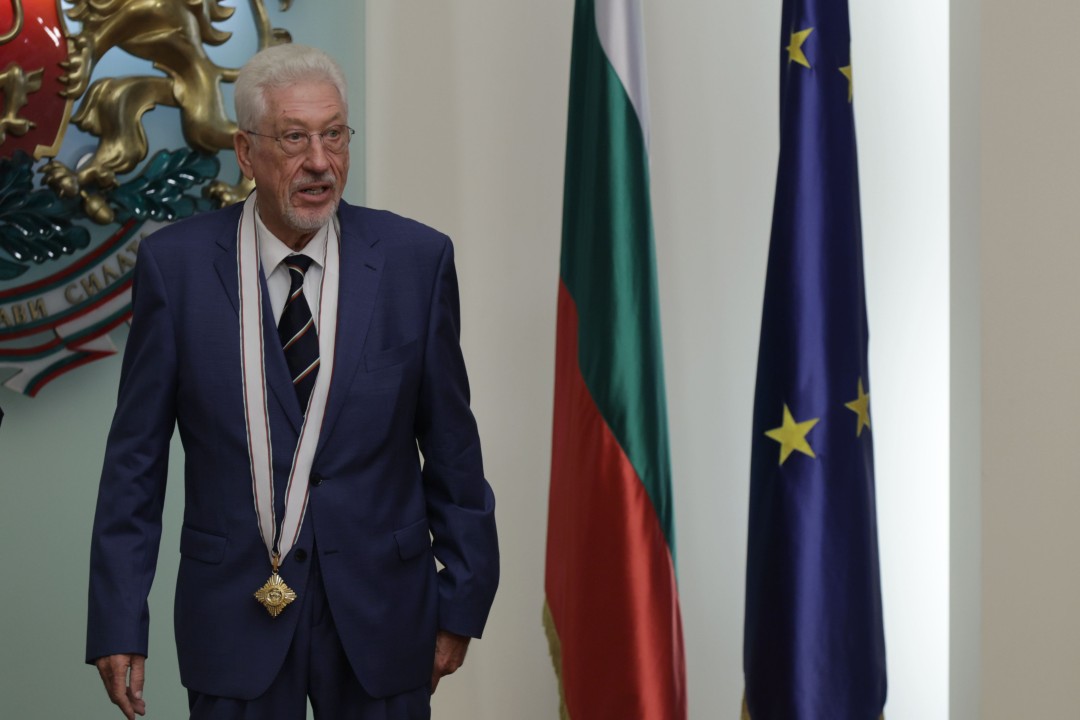 <p>Президентът Румен Радев връчи орден „Мадарски конник“ първа степен на почетния консул на Република България във федерална провинция Хесен, Федерална република Германия, д-р Инго-Ендрик Ланкау. На официална церемония в Гербовата зала на „Дондуков“ 2 държавният глава отличи д-р Ланкау за неговия принос в развитието и задълбочаването на отношенията между България и Германия, както и за дългогодишната му работа в подкрепа на българските институции и граждани.</p>