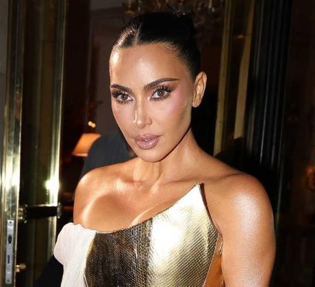 За своето 45 то празнуване Kim Kardashian избра древно­гръцкия лукс позлатен