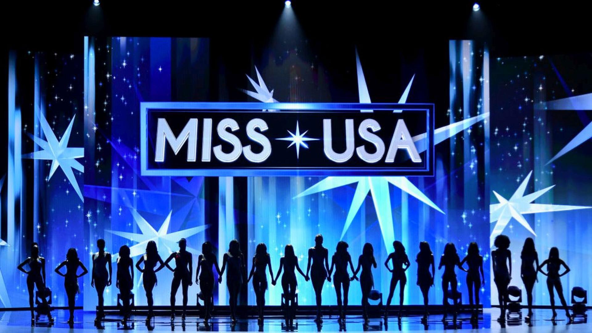 Мери Сиклер настоящата носителка на титлата Мис Невада САЩ прегърна