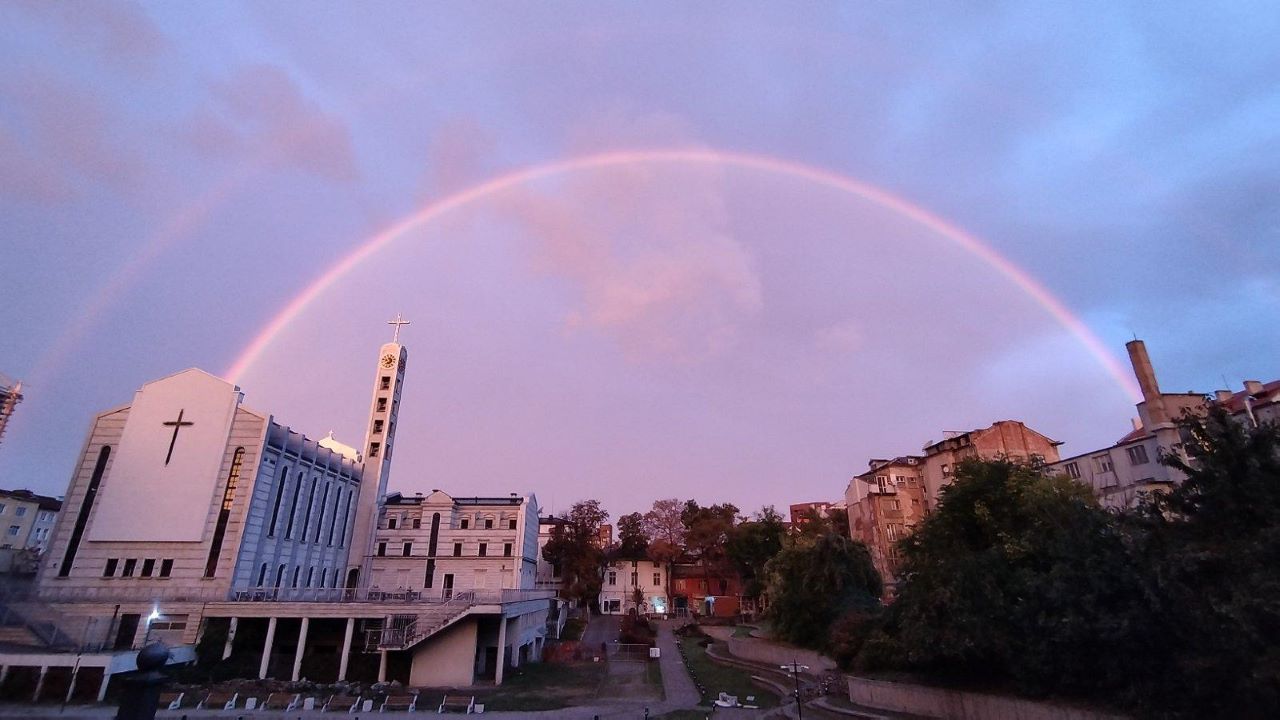 Приказна дъга и феноменален изгрев озариха София.
