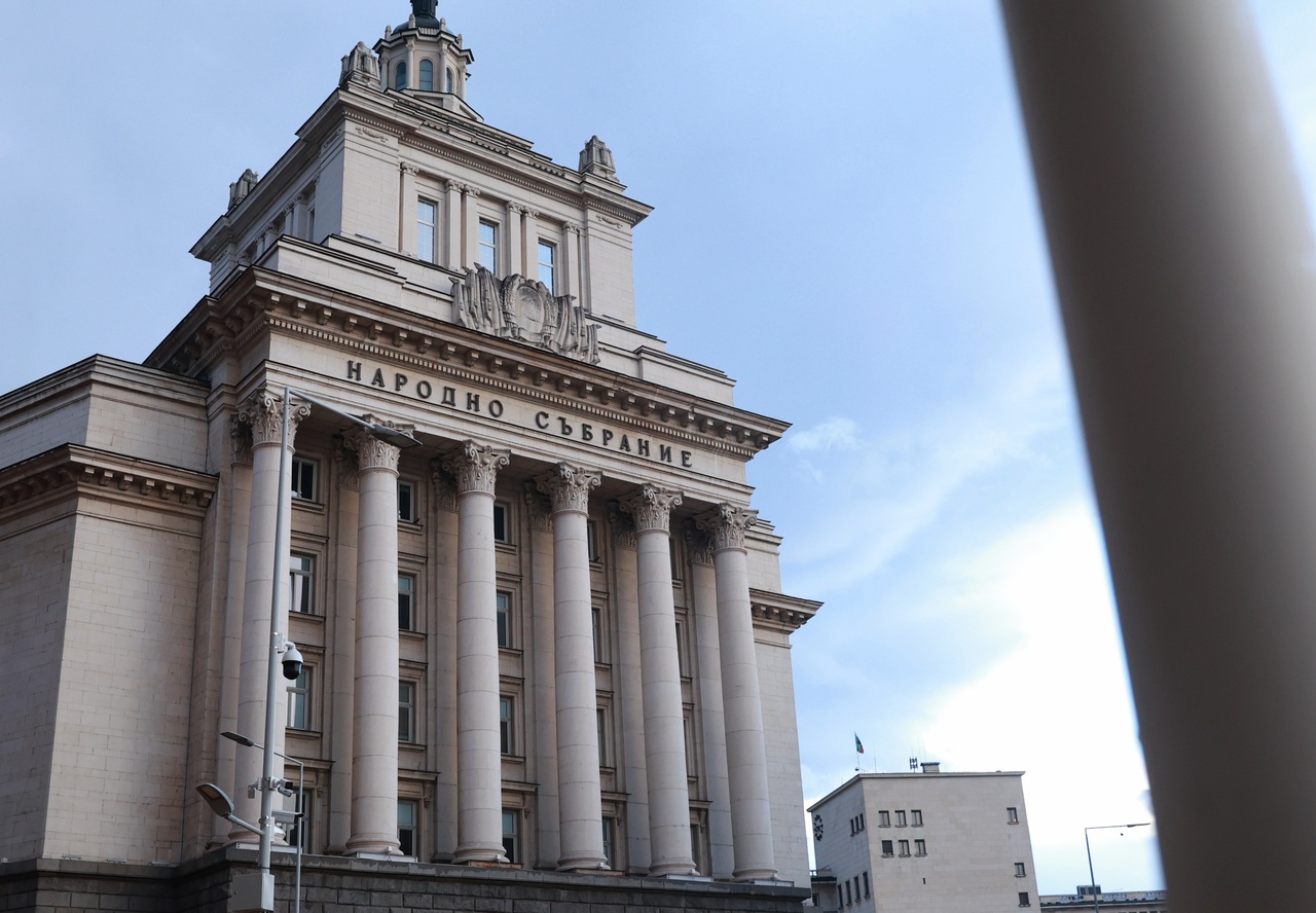 <p>Председателят на парламента Наталия Киселова даде 15 минути почивка, за да се успокоят страстите в залата. Депутати от &bdquo;Възраждане&ldquo; и &bdquo;ДПС-Ново начало&ldquo; се сдърпаха в пленарната зала. &bdquo;След като се създават безредици, 15 минути почивка&ldquo;, обяви Киселова.</p>