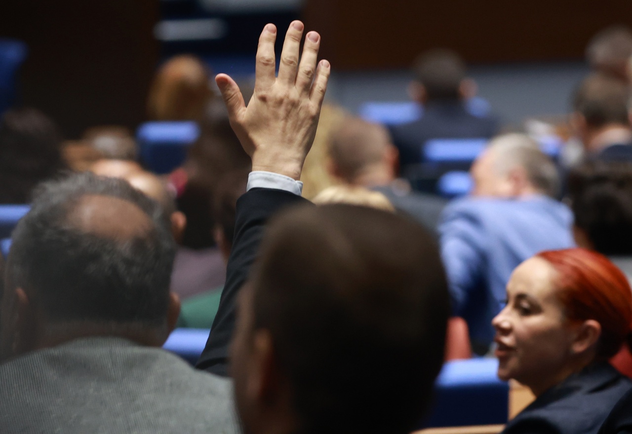 <p>Председателят на парламента Наталия Киселова даде 15 минути почивка, за да се успокоят страстите в залата. Депутати от &bdquo;Възраждане&ldquo; и &bdquo;ДПС-Ново начало&ldquo; се сдърпаха в пленарната зала. &bdquo;След като се създават безредици, 15 минути почивка&ldquo;, обяви Киселова.</p>