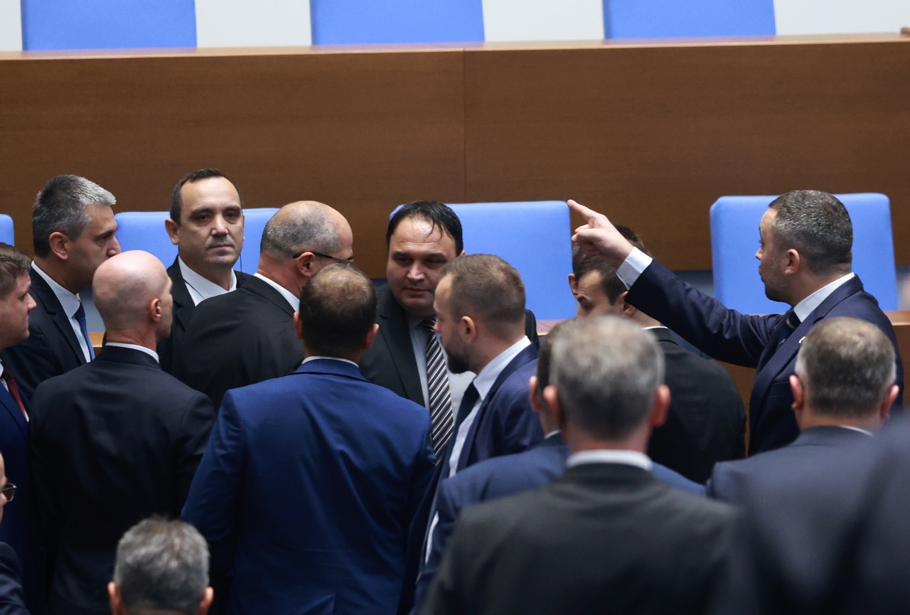 <p>Председателят на парламента Наталия Киселова даде 15 минути почивка, за да се успокоят страстите в залата. Депутати от &bdquo;Възраждане&ldquo; и &bdquo;ДПС-Ново начало&ldquo; се сдърпаха в пленарната зала. &bdquo;След като се създават безредици, 15 минути почивка&ldquo;, обяви Киселова.</p>