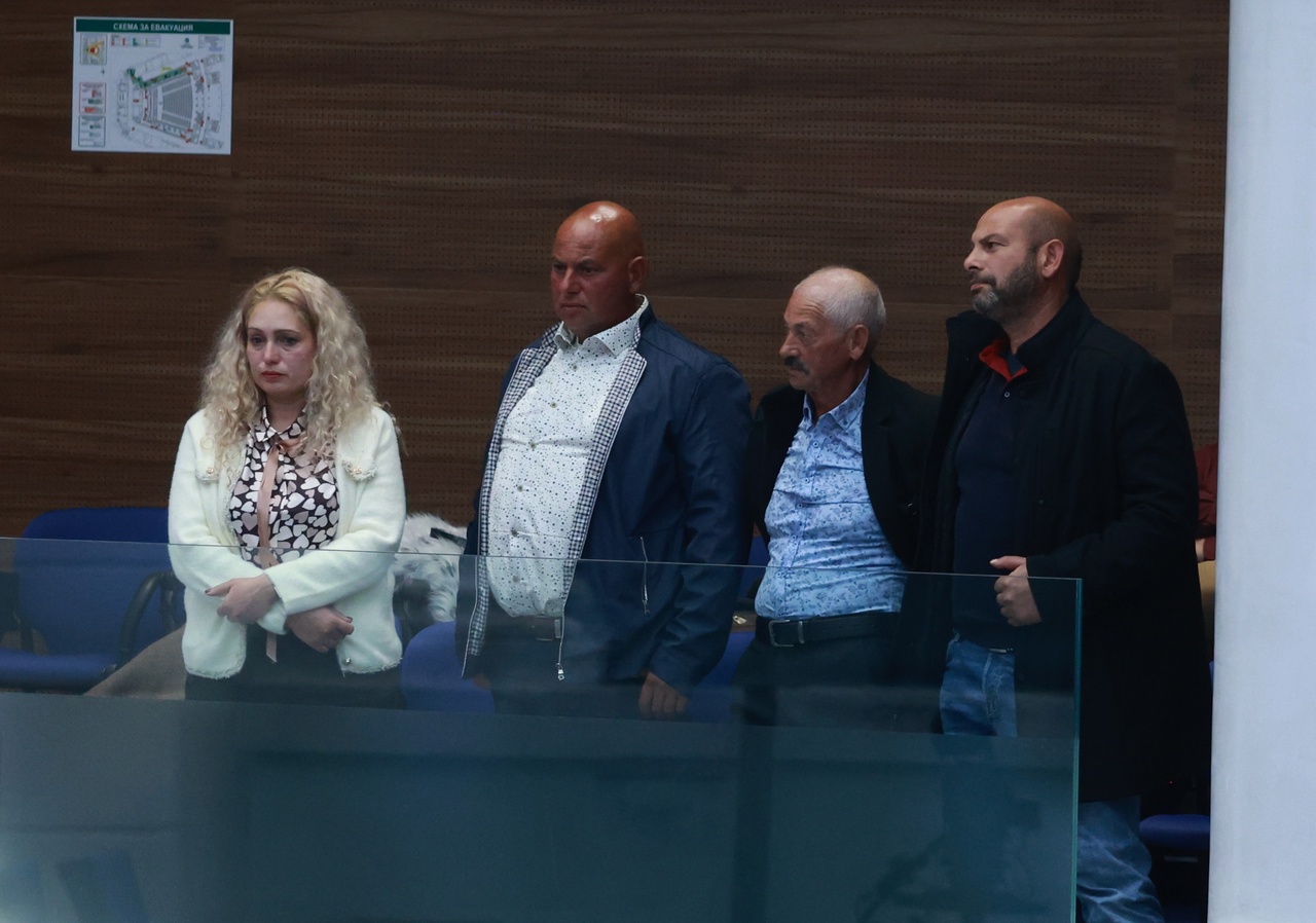 <p>Председателят на парламента Наталия Киселова даде 15 минути почивка, за да се успокоят страстите в залата. Депутати от &bdquo;Възраждане&ldquo; и &bdquo;ДПС-Ново начало&ldquo; се сдърпаха в пленарната зала. &bdquo;След като се създават безредици, 15 минути почивка&ldquo;, обяви Киселова.</p>