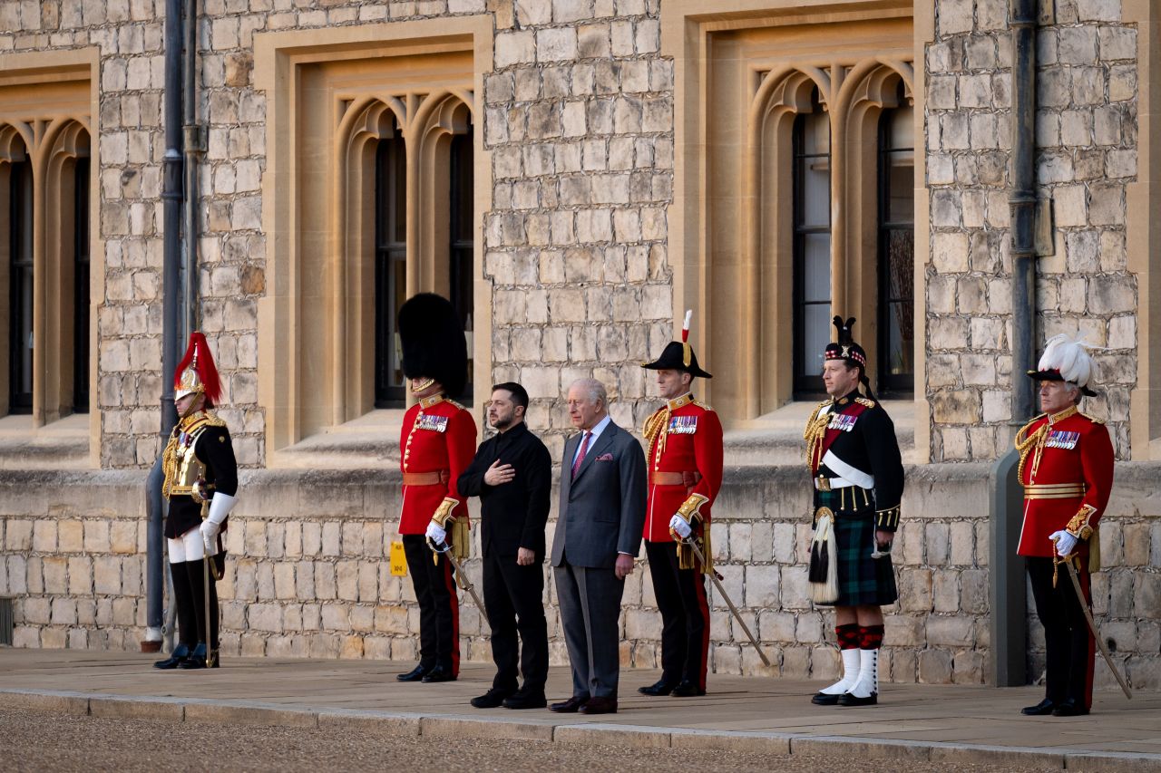 <p>Украинският президент проведе срещи с крал Чарлз III, премиера Киър Стармър и генералния секретар на НАТО в рамките на дипломатическа визита, посветена на подкрепата за Украйна и засилването на международния съюз срещу руската агресия</p>