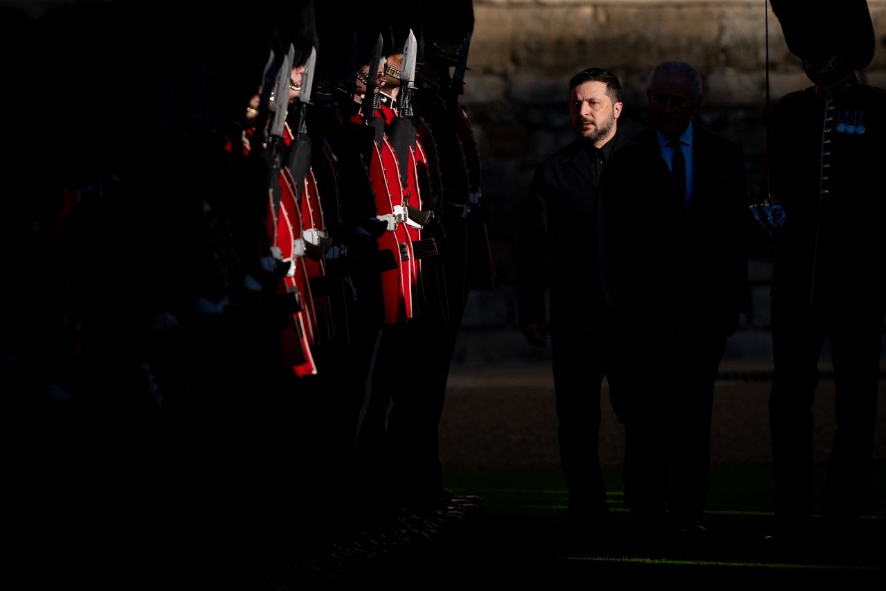 <p>Украинският президент проведе срещи с крал Чарлз III, премиера Киър Стармър и генералния секретар на НАТО в рамките на дипломатическа визита, посветена на подкрепата за Украйна и засилването на международния съюз срещу руската агресия</p>