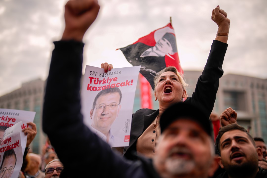 <p>Стотици хиляди души се стекоха пред съдебната палата &ldquo;Чаглаян&rdquo; в Истанбул в подкрепа на отстранения кмет на Истанбул Екрем Имамоглу, който бе доведен от ареста в Силиври, за да даде показания пред прокуратурата по ново разследване срещу него за шпионаж.</p>