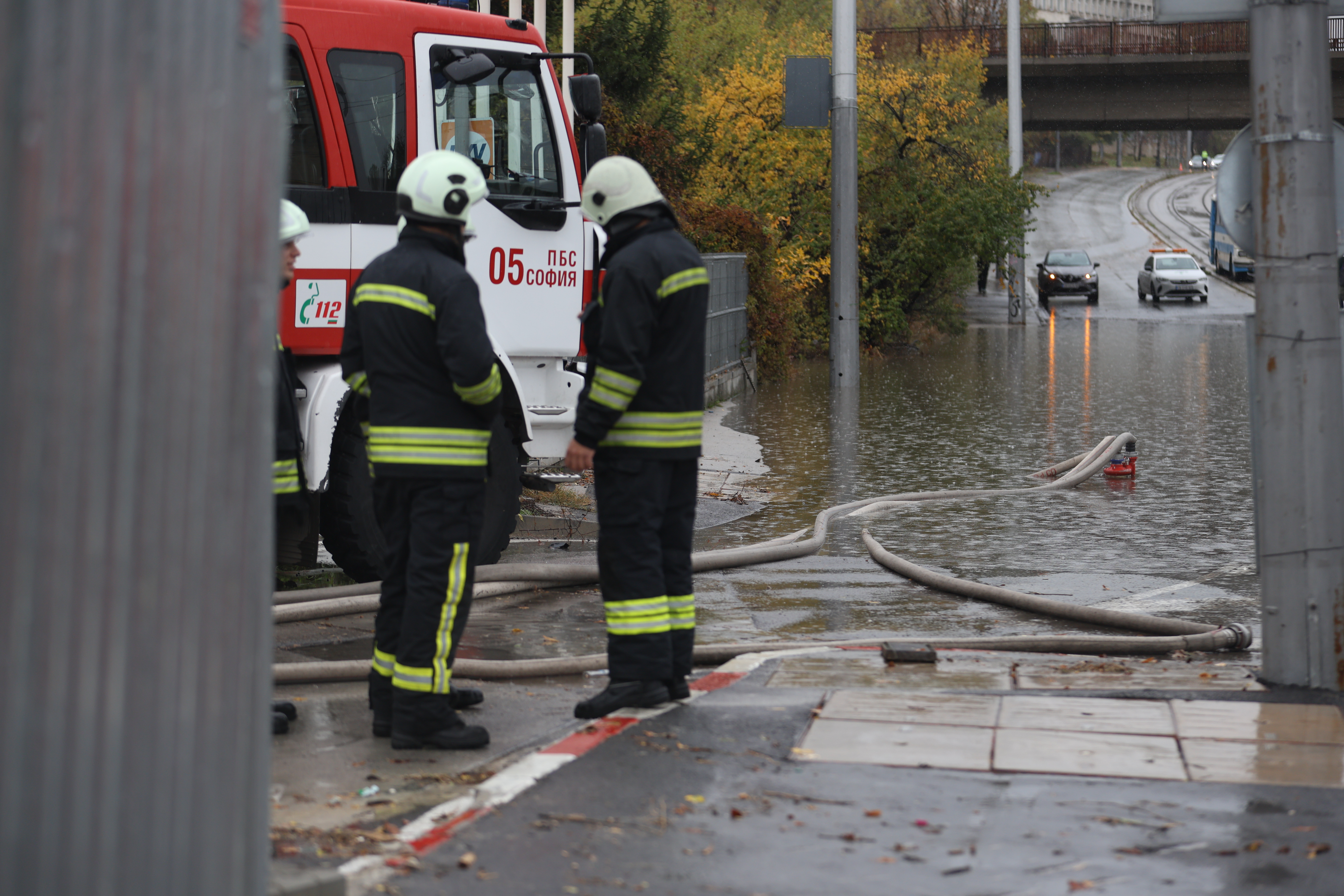 <p>Наводнено кръстовище спря движението на няколко трамвайни линии в София.</p>