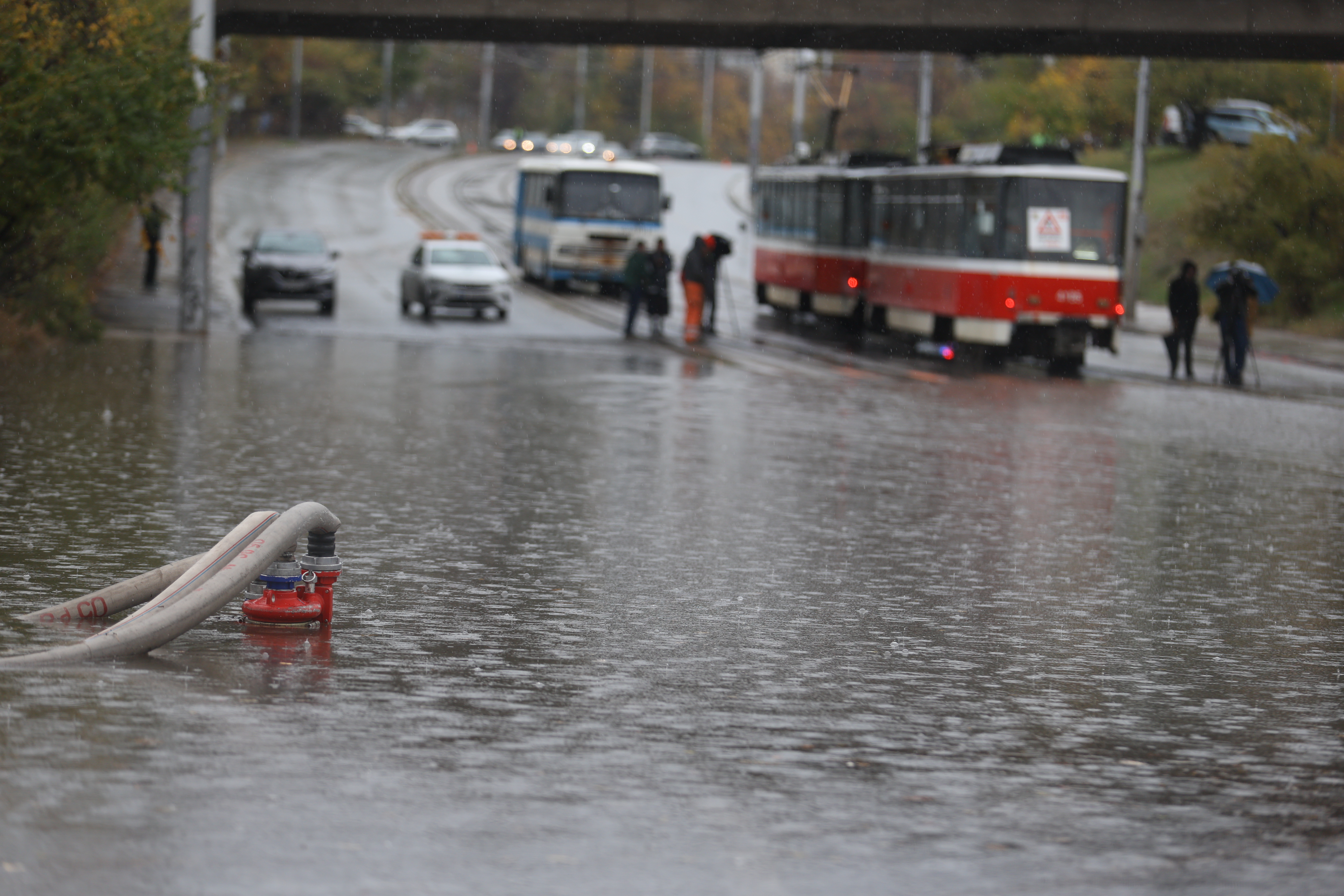 <p>Наводнено кръстовище спря движението на няколко трамвайни линии в София.</p>