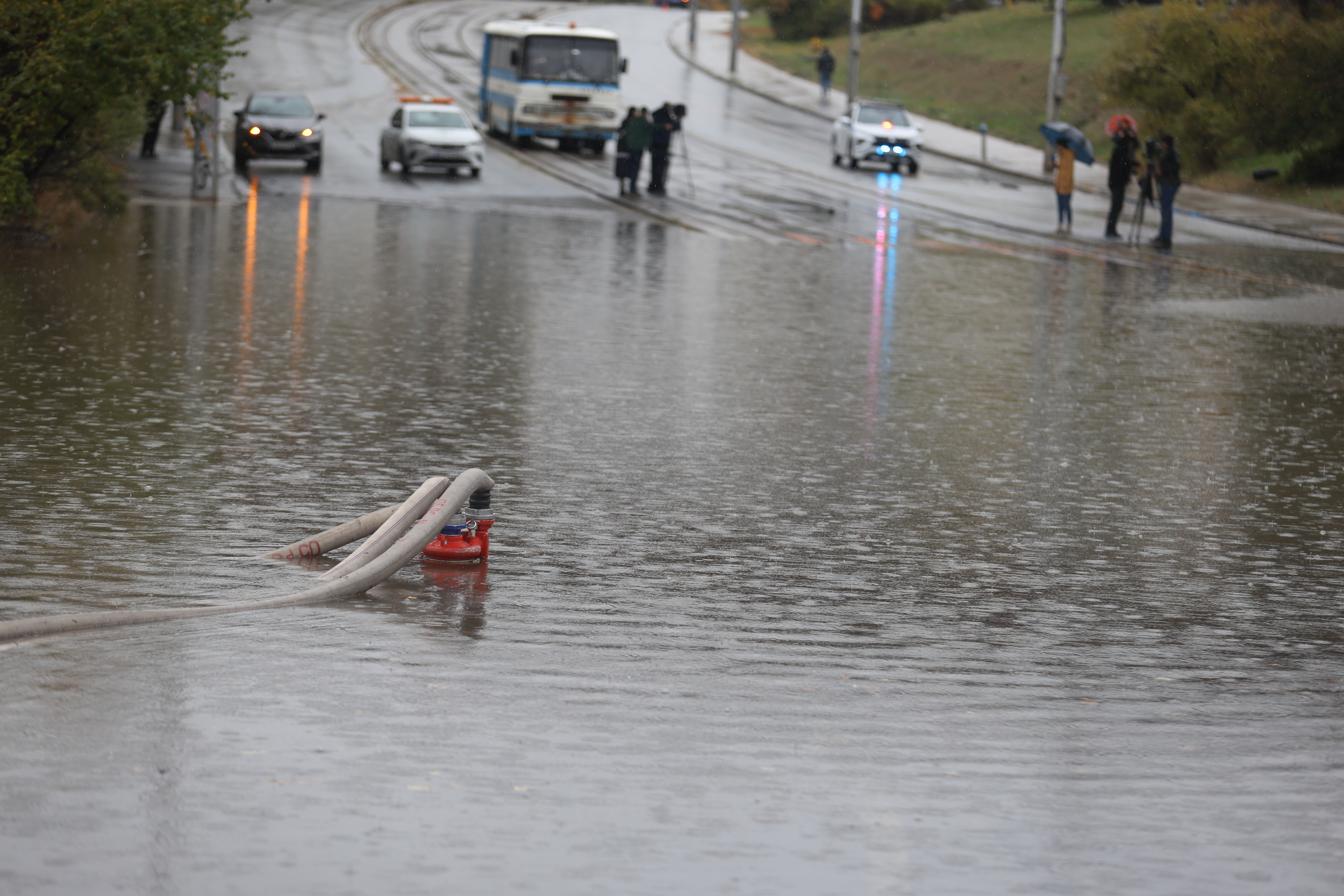 <p>Наводнено кръстовище спря движението на няколко трамвайни линии в София.</p>