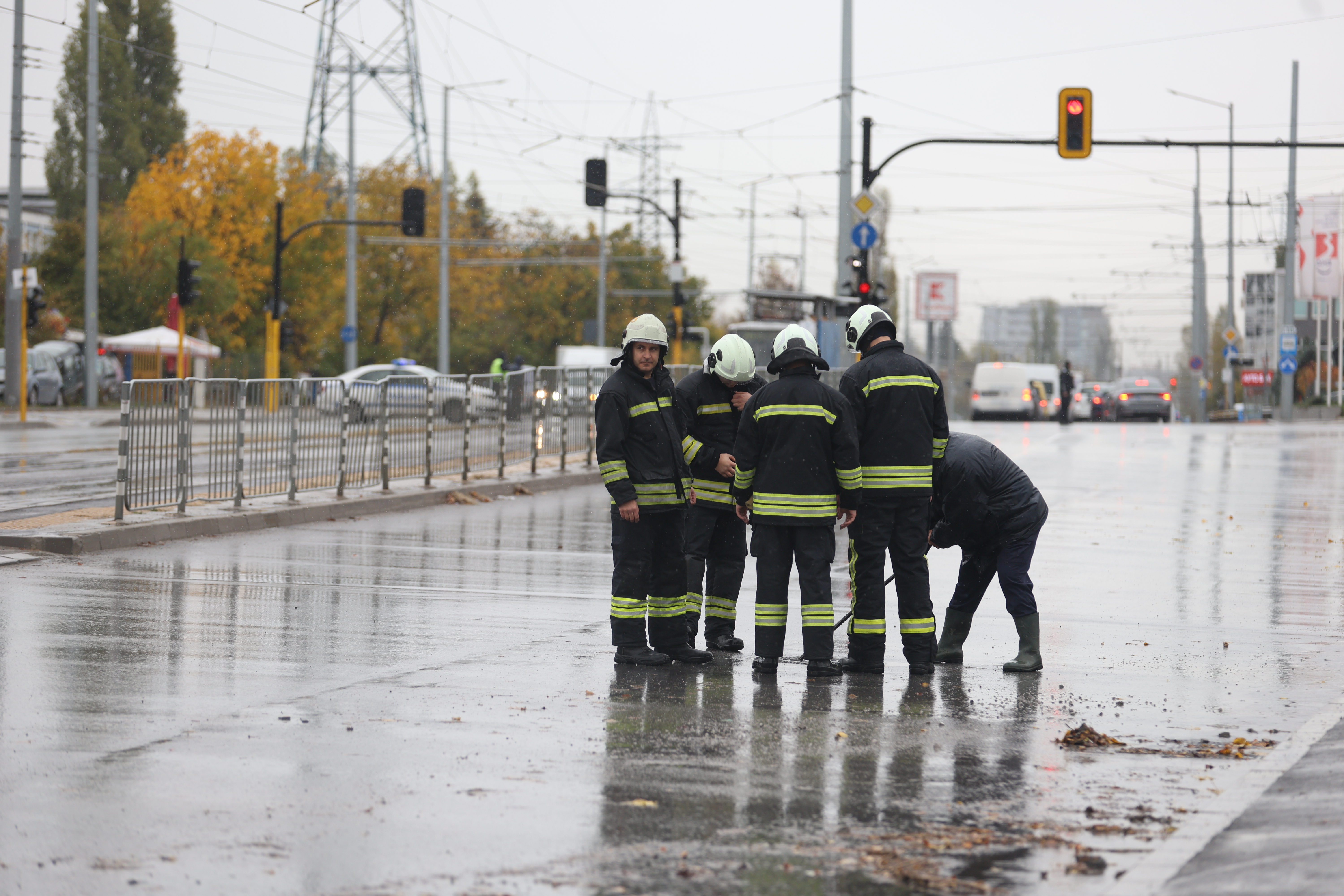 <p>Наводнено кръстовище спря движението на няколко трамвайни линии в София.</p>