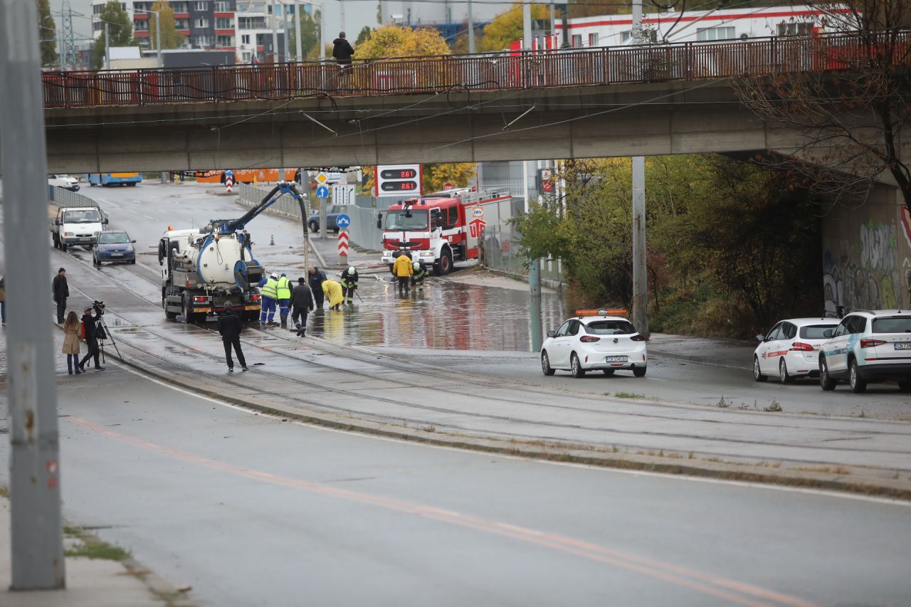 <p>Наводнено кръстовище спря движението на няколко трамвайни линии в София.</p>