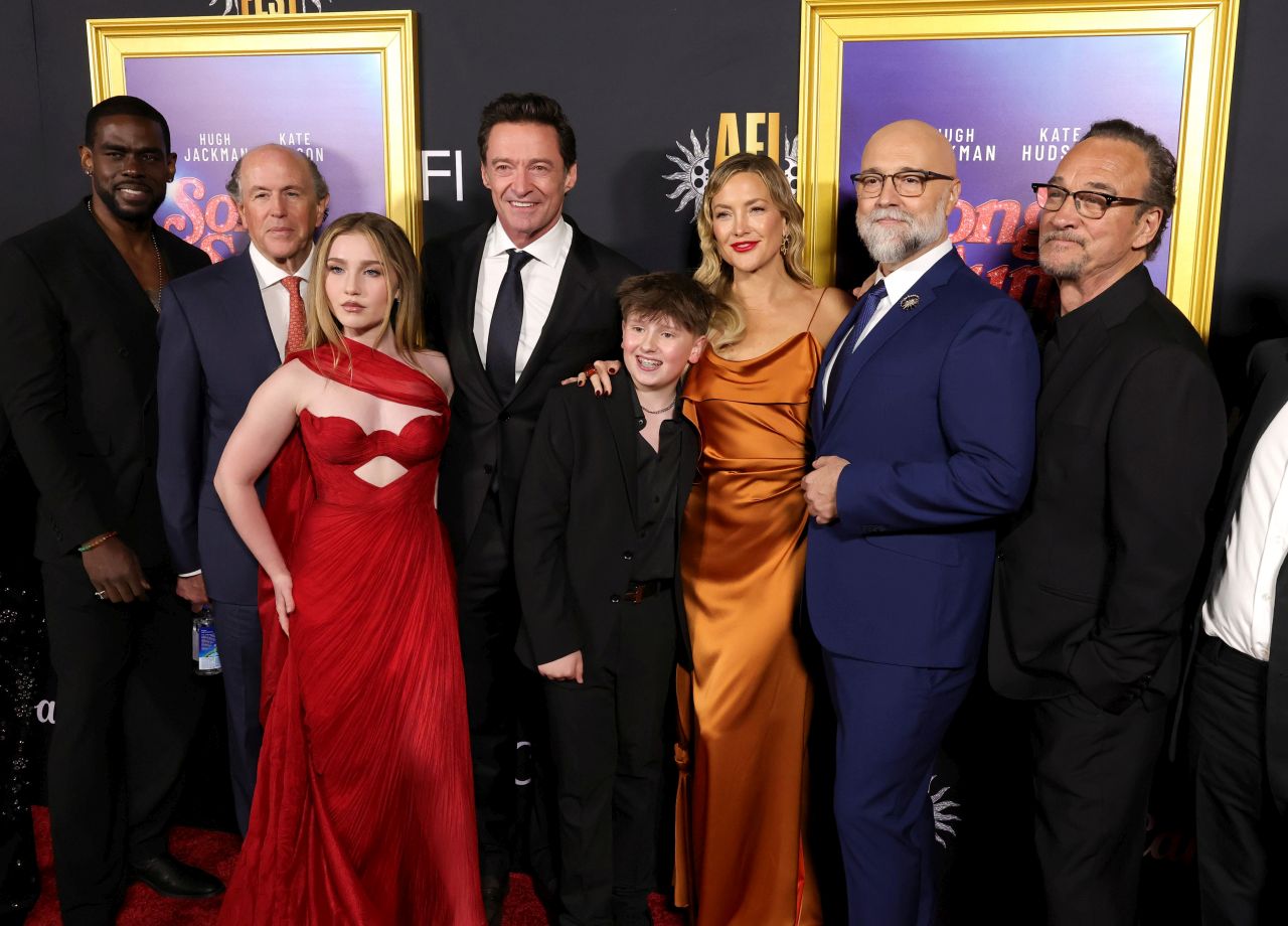 <p>Хю Джакман и Сътън Фостър позираха с колеги и приятели по време на премиерата на &bdquo;Song Sung Blue&ldquo;</p>