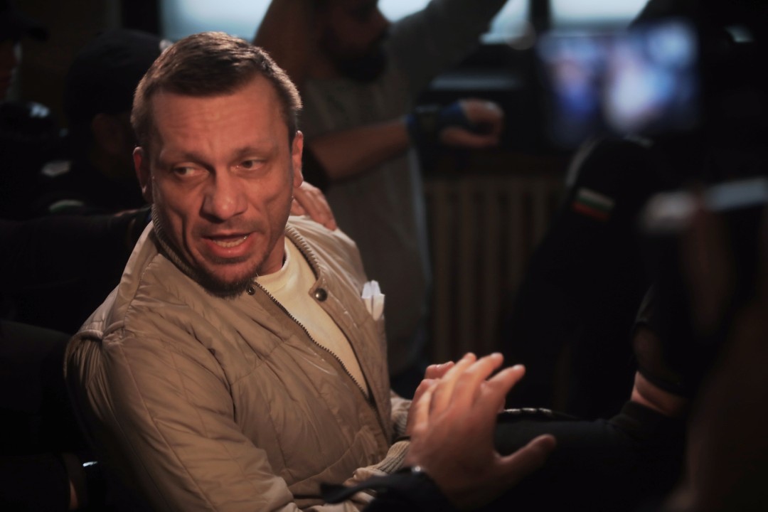 <p>Софийски градски съд гледа мярката за неотклонение на д-р Станимир Хасърджиев. Бившият председател на Националната пациентска организация и още трима души са обвинени за престъпление, свързано с принуда, при което е използвано оръжие. На влизане в съдебна зала той каза, че обвиненията срещу него не са верни.</p>