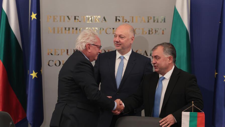 <p>Българската държава и германският технологичен концерн &bdquo;Райнметал&ldquo; обявиха началото на проекта за изграждане на завод за барут и боеприпаси на официална церемония в Министерския съвет</p>