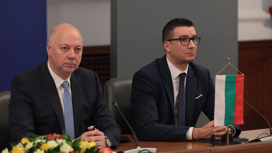 <p>Българската държава и германският технологичен концерн &bdquo;Райнметал&ldquo; обявиха началото на проекта за изграждане на завод за барут и боеприпаси на официална церемония в Министерския съвет</p>