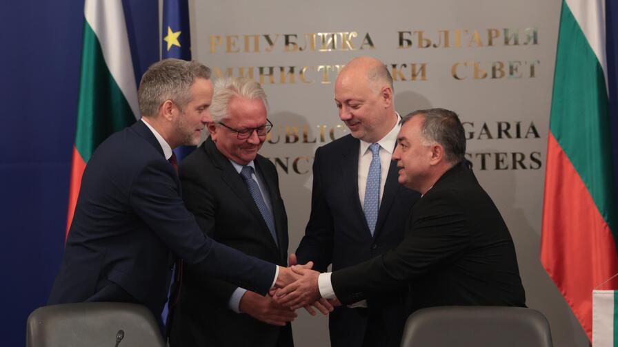 <p>Българската държава и германският технологичен концерн &bdquo;Райнметал&ldquo; обявиха началото на проекта за изграждане на завод за барут и боеприпаси на официална церемония в Министерския съвет</p>