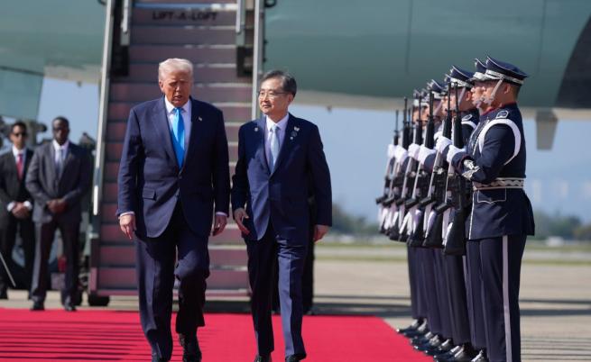 Тръмп кацна в Южна Корея за ключови търговски преговори Тръмп кацна в Южна Корея за ключови търговски преговори