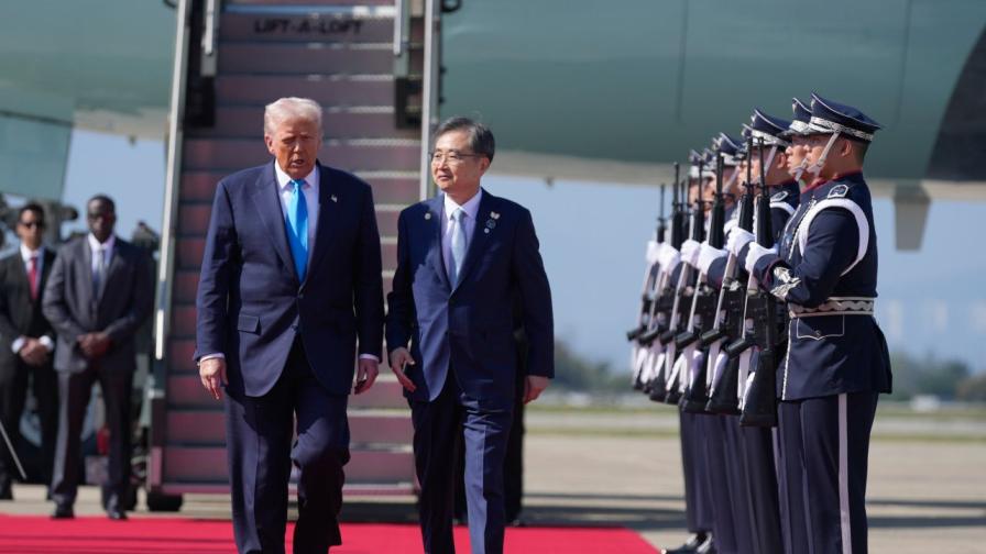 Тръмп кацна в Южна Корея за ключови търговски преговори