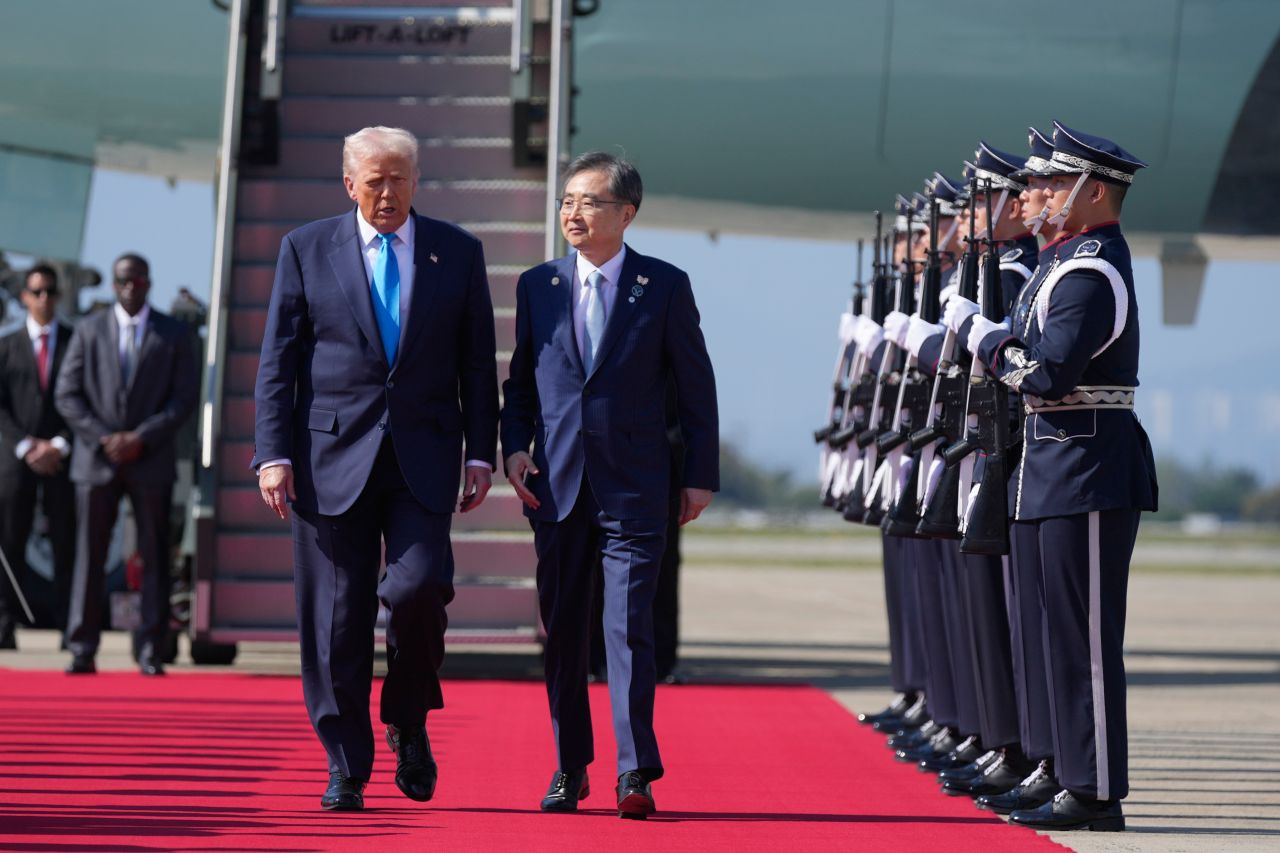Тръмп кацна в Южна Корея за ключови търговски преговори