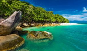 Кораб с 30 пътници заседна край острова от филма "Корабокрушенецът"