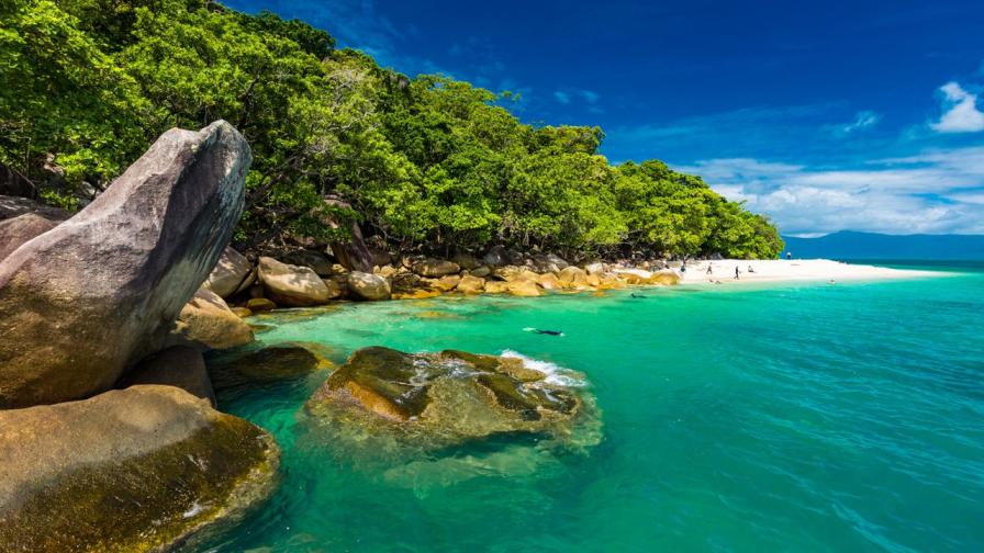 Възрастна жена, изоставена от круизен кораб на остров, е намерена мъртва